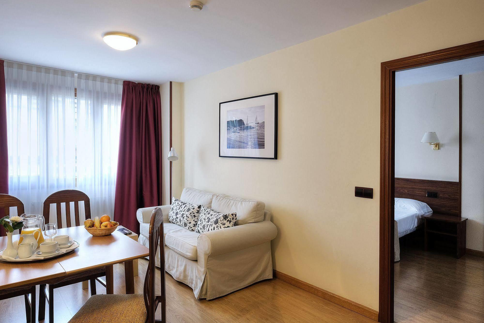 Hotel Y Apartamentos Arias Navia Esterno foto